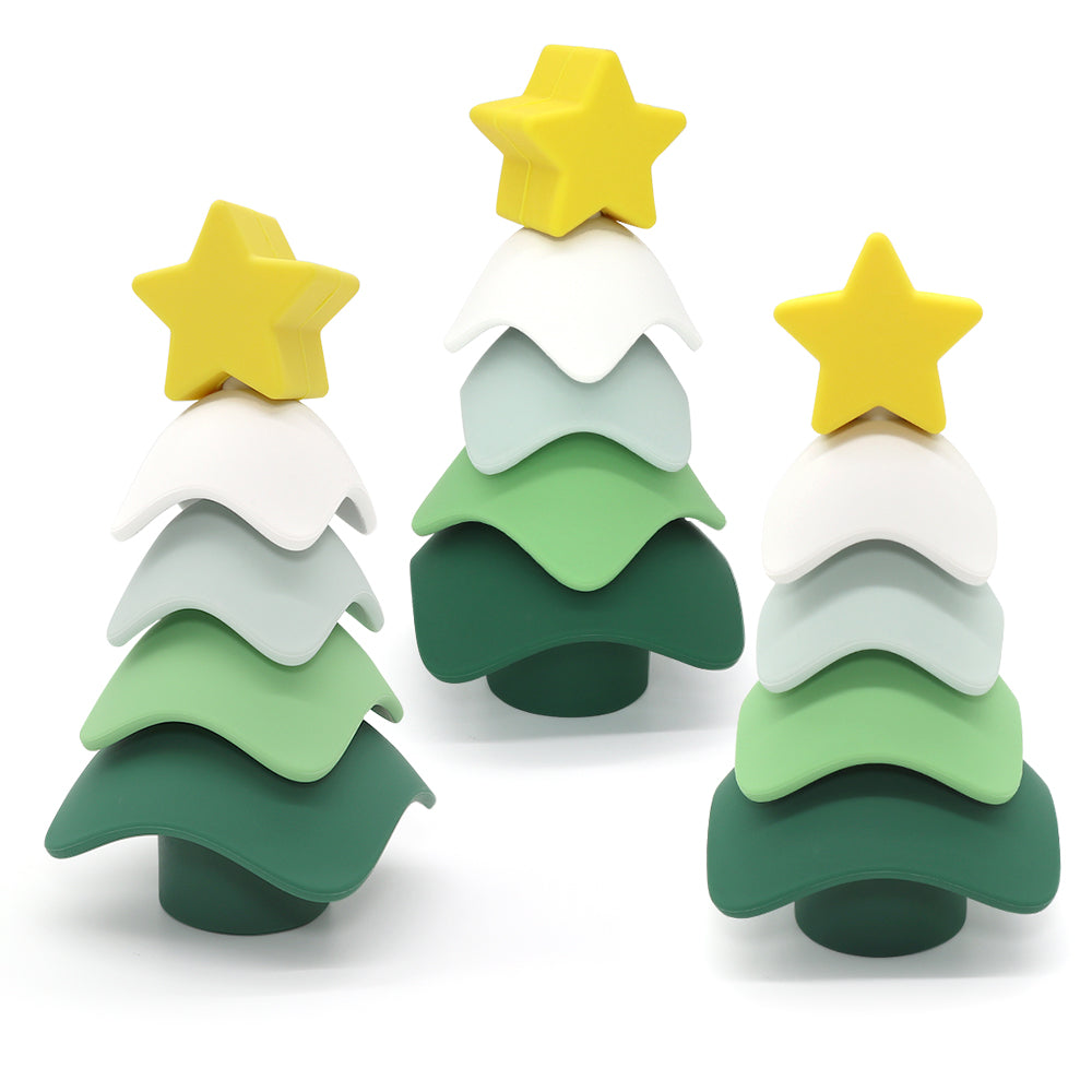 03 Árvores de natal em formato de peças de silicone encaixadas uma sobre a outras nas cores verde escuro, verde claro, cinza, branco e por ultimo uma estrela amarela.