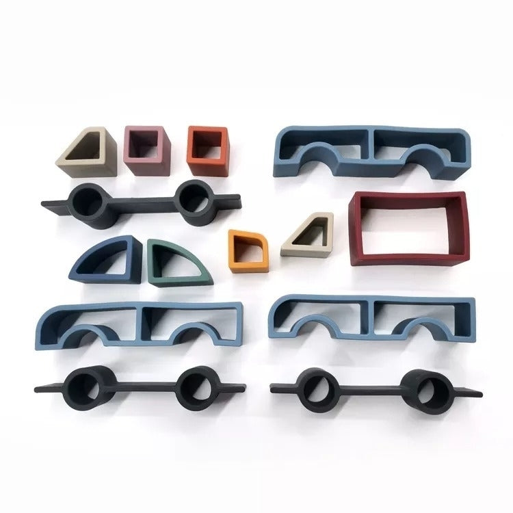 Quebra-cabeça com peças coloridas 3D em silicone que montadas formam 3 carros. A imagem mostra 14 peças coloridas.