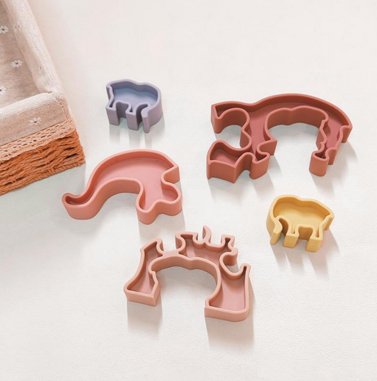 Imagem mostra animais safari em blocos encaixados de silicone de cores variadas.
