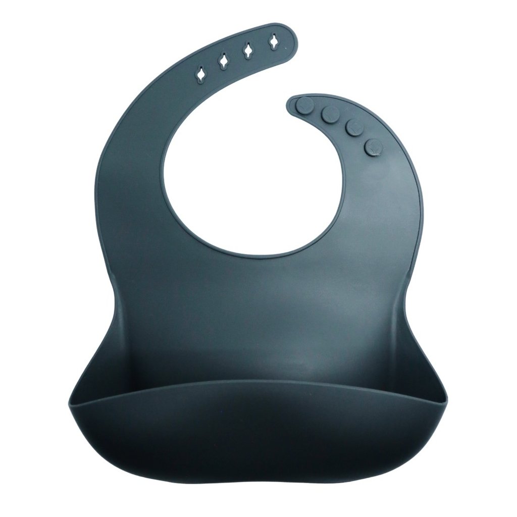 Babador de silicone com bolso cata migalha na cor cinza chumbo.