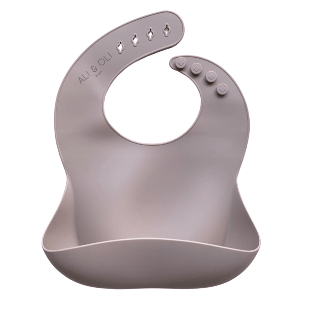 Babador de silicone com bolso cata migalha na cor nude.