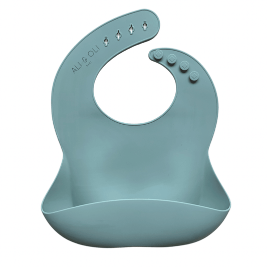 Babador de silicone com bolso cata migalha na cor verde sage.