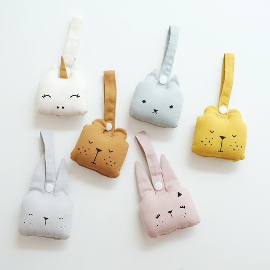 Chocalhos de algodão em formato de vários animais.