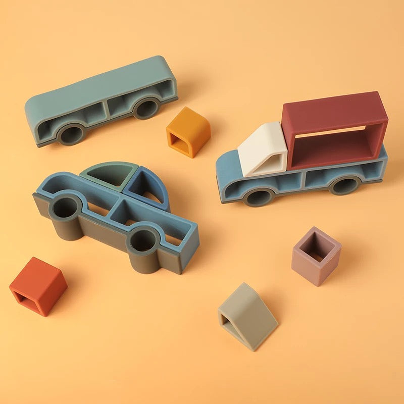 Quebra-cabeça com peças coloridas 3D em silicone que montadas formam 3 carros.