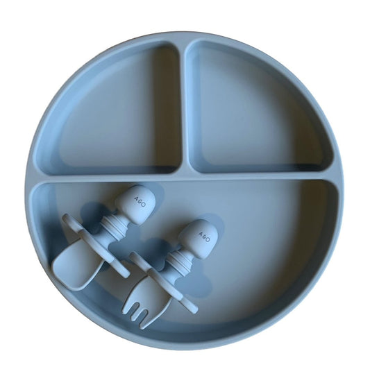 Prato de silicone com duas divisorias na vertical e uma divisoria na horizontal e duas talheres de silicone, tudo na cor azul ether.