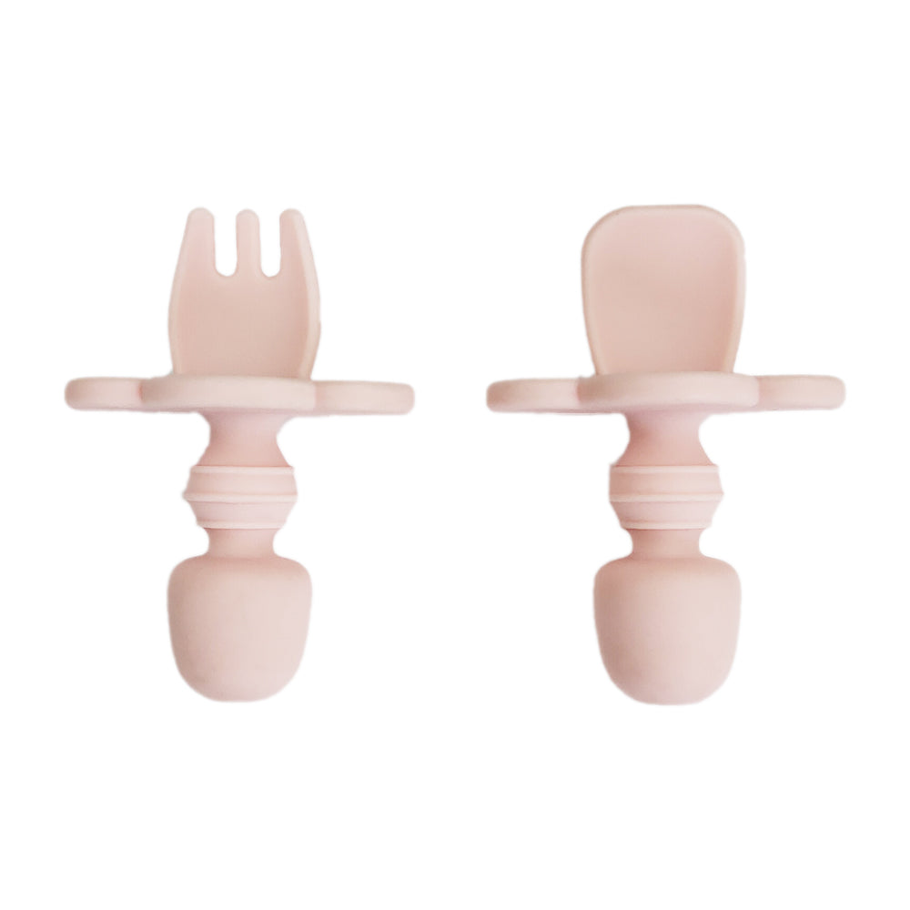 Duas talheres de silicone na cor rosa bebê.