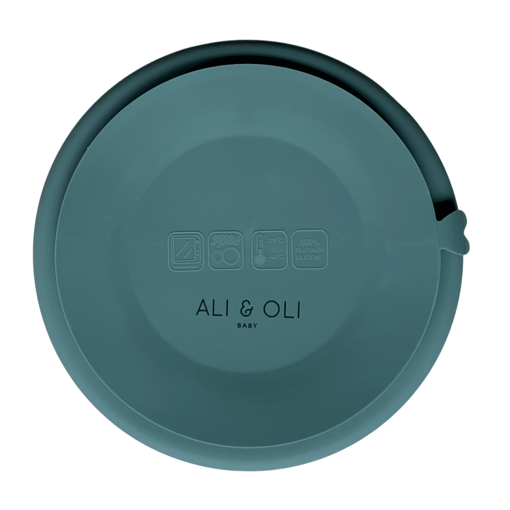 Prato de silicone com duas divisorias na vertical e uma divisoria na horizontal e duas talheres de silicone, tudo na cor verde sage.