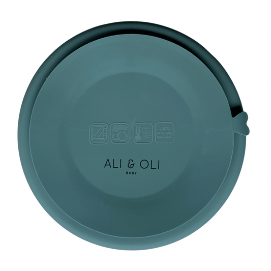Prato de silicone com duas divisorias na vertical e uma divisoria na horizontal e duas talheres de silicone, tudo na cor verde sage.