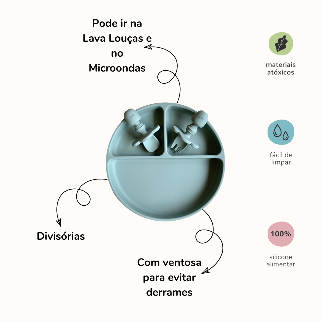 Prato de silicone com duas divisorias na vertical e uma divisoria na horizontal e duas talheres de silicone, tudo na cor verde sage. Imagem contém informações sobre o produto.