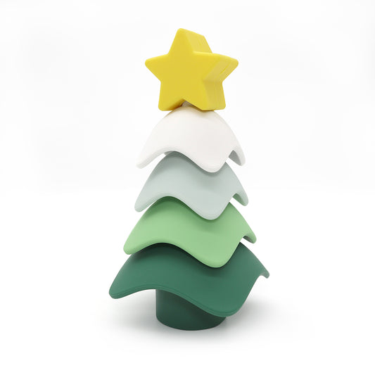 Árvore de natal em formato de peças de silicone encaixadas uma sobre a outras nas cores verde escuro, verde claro, cinza, branco e por ultimo uma estrela amarela.