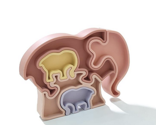 Imagem mostra animais safari em blocos encaixados de silicone de cores variadas.