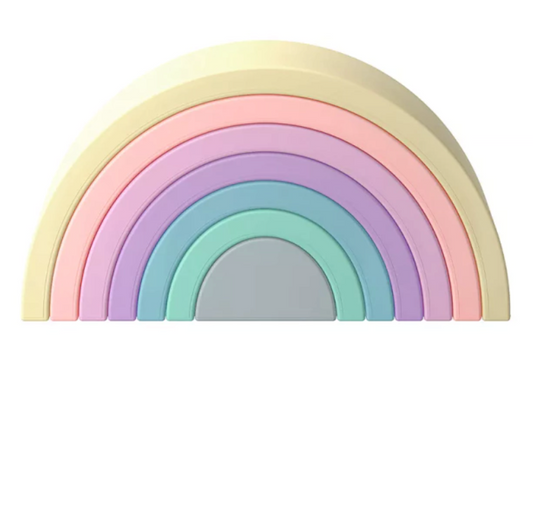 Arco-íris feito de tiras de silicone nas cores cinza, verde água, azul, roxo, lilás, laranja claro e amarelo claro. Peças desmontáveis para brincar e empilhar e encaixar.