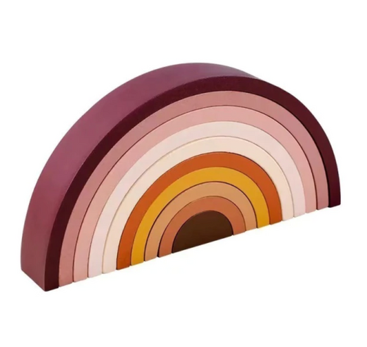 Arco-íris feito de tiras de silicone nas cores marrom, rosa, amarelo mostarda e laranja. Peças desmontáveis para brincar e empilhar e encaixar.