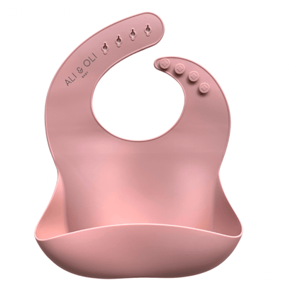 Babador de silicone com bolso cata migalha na cor rosa blush.