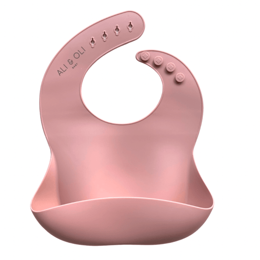 Babador de silicone com bolso cata migalha na cor rosa blush.