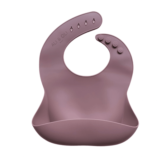 Babador de silicone com bolso cata migalha na cor bordo.