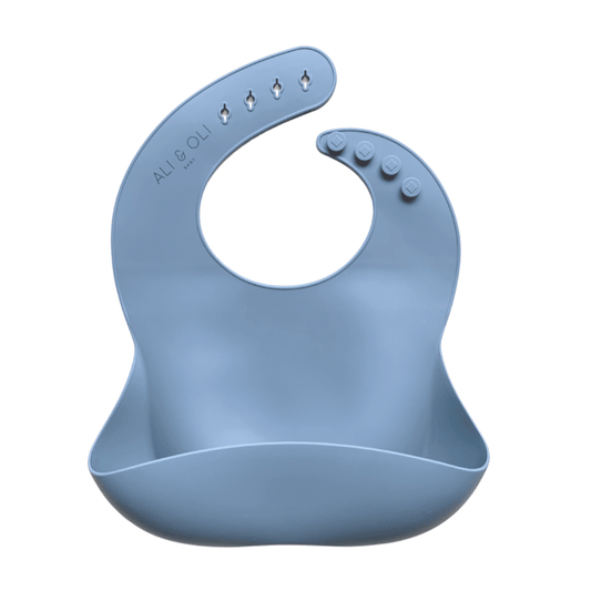 Babador de silicone com bolso cata migalha na cor azul ceu.
