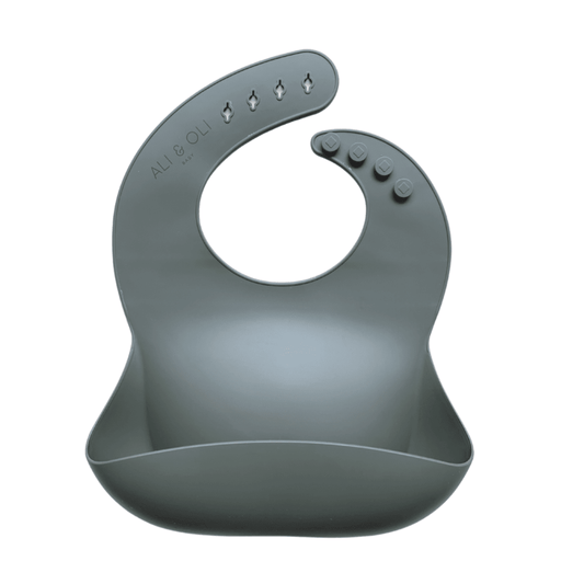 Babador de silicone com bolso cata migalha na cor verde oliva.