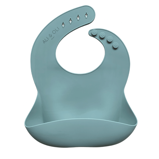Babador de silicone com bolso cata migalha na cor verde sage.