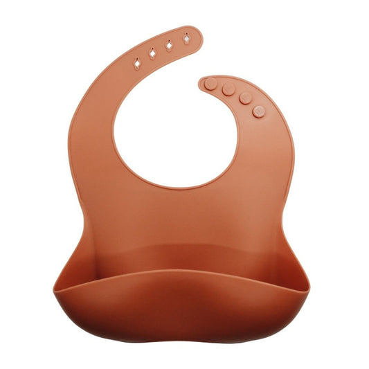 Babador de silicone com bolso cata migalha na cor terracota.