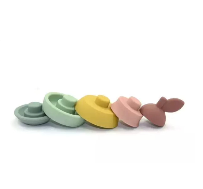 Blocos de encaixe em formato de pera  desmontado em silicone colorido.
