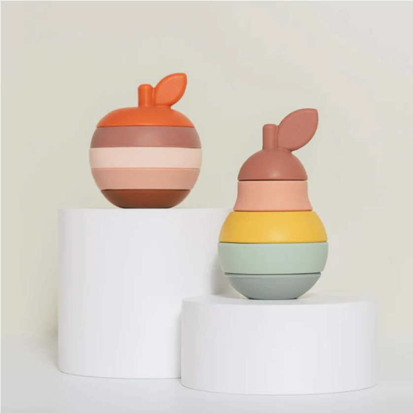 Blocos de encaixe em formato de pera e em formato de maçã em silicone colorido.