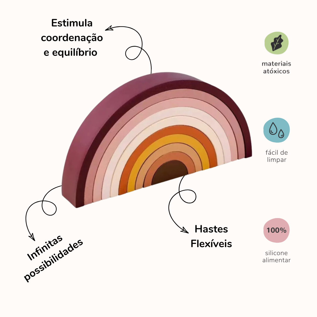 Arco-íris feito de tiras de silicone nas cores marrom, rosa, amarelo mostarda e laranja. Peças desmontáveis para brincar e empilhar e encaixar com informações sobre o produto. Do lado esquerdo do arco-íris: estimula coordenação e equilíbrio; infinitas possibilidades. Do lado direito do arco-íris: materiais atóxicos, fácil de limpar, silicone alimentar, hastes flexíveis.