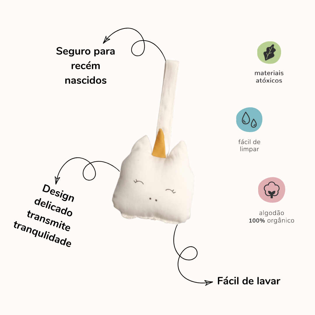 Chocalho de algodão em formato de unicornio. Imagem contem informações sobre o produto.