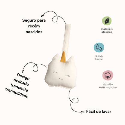 Chocalho de algodão em formato de unicornio. Imagem contem informações sobre o produto.