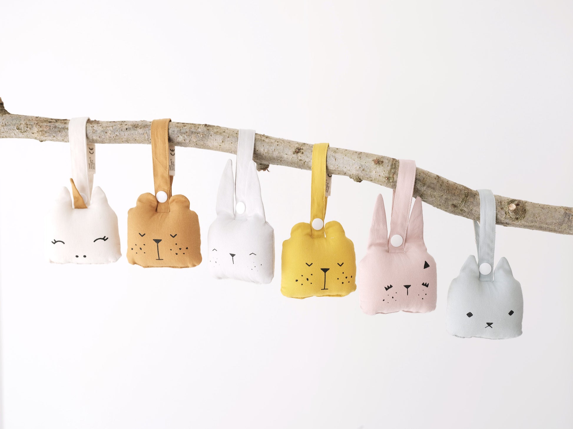 Chocalhos de algodão em formato de vários animais.