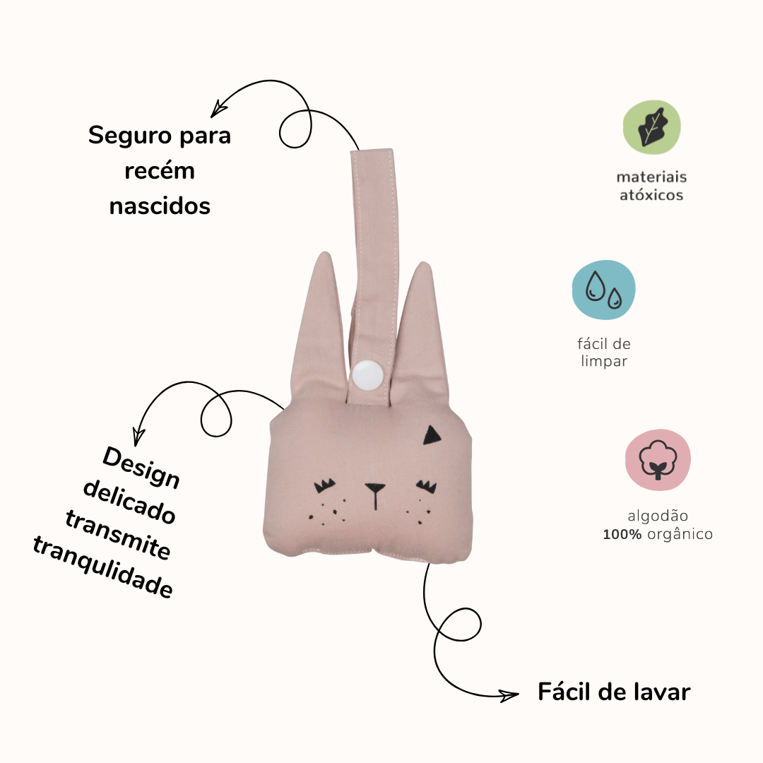 Chocalho de Algodão em formato de coelho. Imagem contem informações sobre o produto.