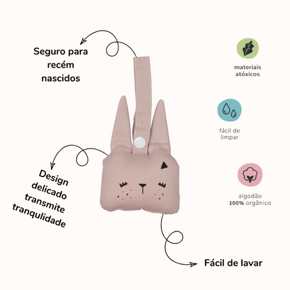 Chocalho de Algodão em formato de coelho. Imagem contem informações sobre o produto.
