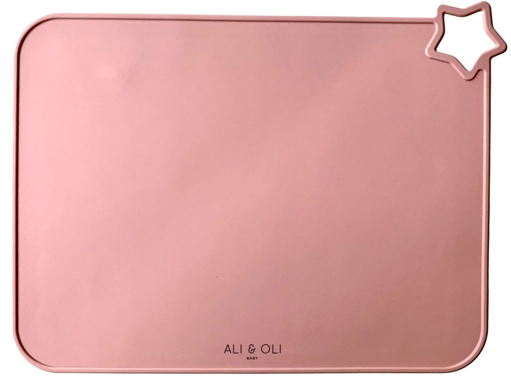  Um jogo americano retangular com uma estrela no canto esquerdo superior e o escrito Ali & Oli Baby no centro inferior. Todas as peças são na cor Rosa Velho.