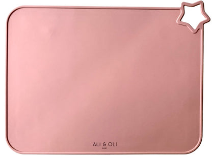  Um jogo americano retangular com uma estrela no canto esquerdo superior e o escrito Ali & Oli Baby no centro inferior. Todas as peças são na cor Rosa Velho.