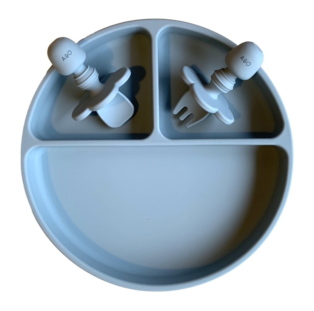 Um prato de silicone com tres divisorias sendo uma maior na horizontal e duas menores na vertical na cor Azul Ether.
