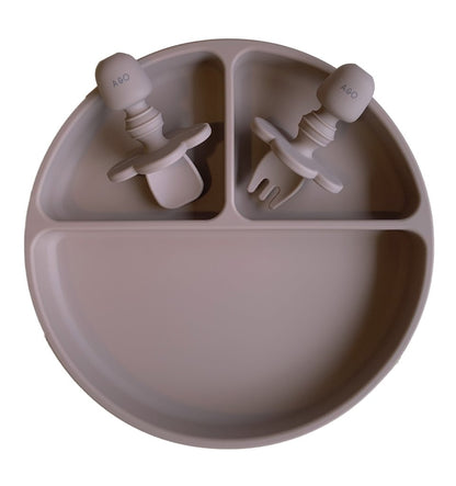 Um prato de silicone com três divisórias sendo uma maior na horizontal e duas menores na vertical na cor nude