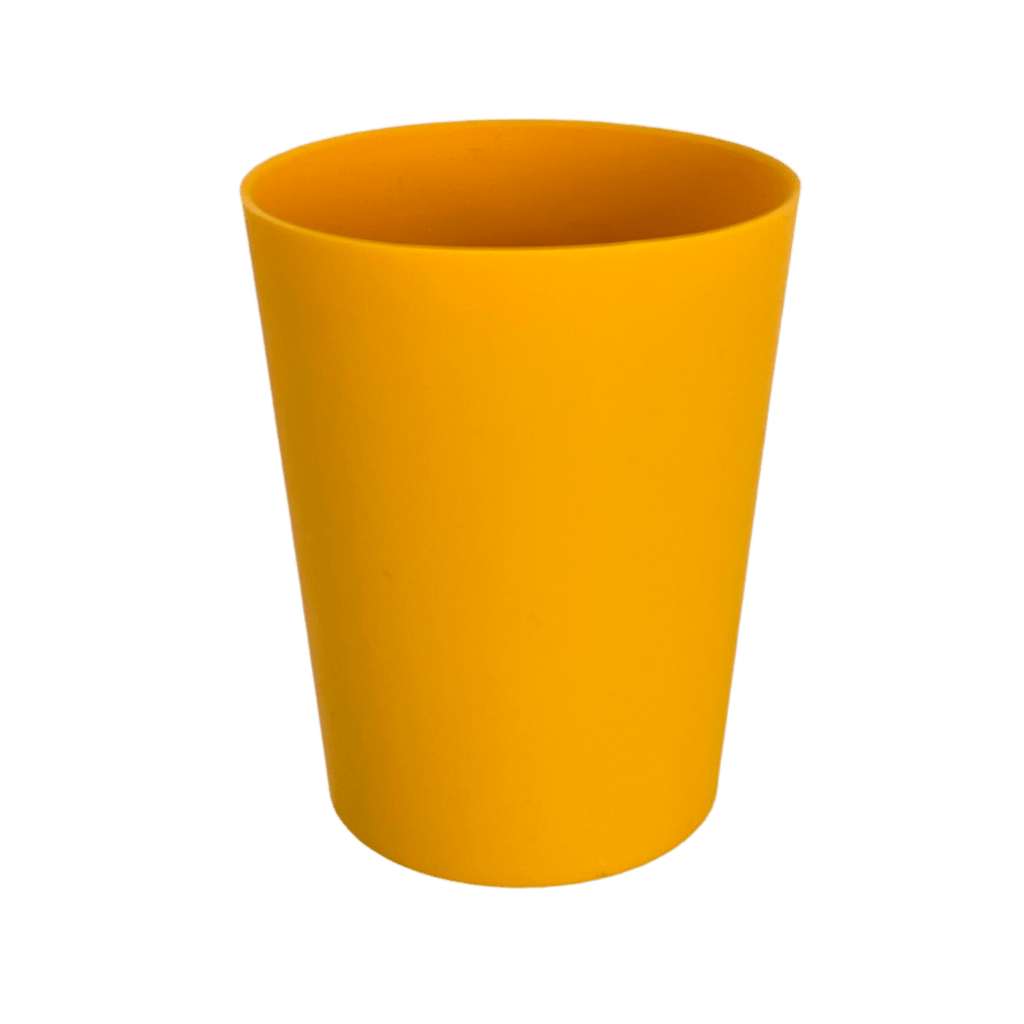 Copinho de silicone na cor amarelo mostarda.