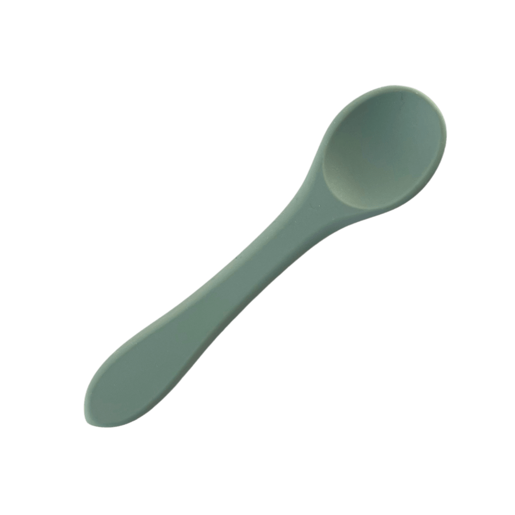 Um colher de silicone na cor verde sage.