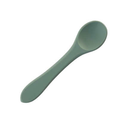 Um colher de silicone na cor verde sage.