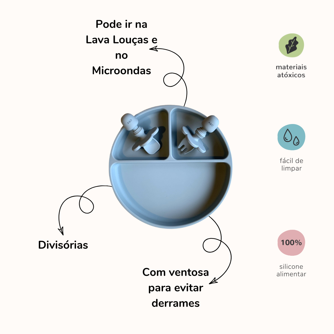 Prato de silicone com duas divisorias na vertical e uma divisoria na horizontal e duas talheres de silicone, tudo na cor azul ether.
