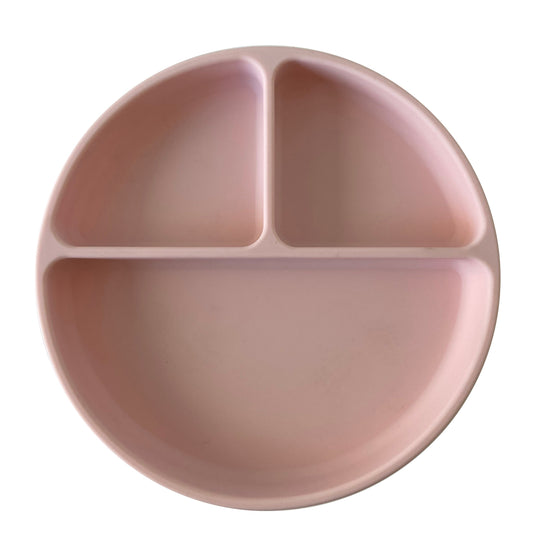 Prato de silicone com duas divisorias na vertical e uma divisoria na horizontal na cor rosa bebê.
