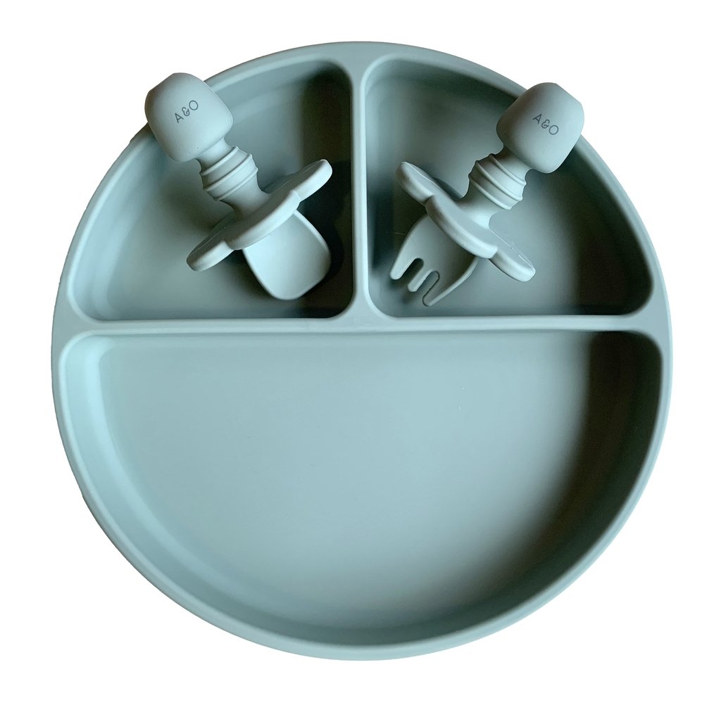 Prato de silicone com duas divisorias na vertical e uma divisoria na horizontal e duas talheres de silicone, tudo na cor verde sage.